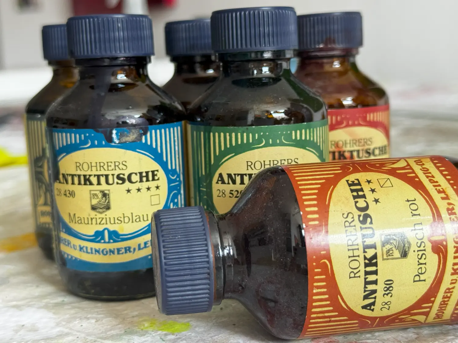 Detailaufnahme einer mit Antiktusche gearbeiteten Oberfläche