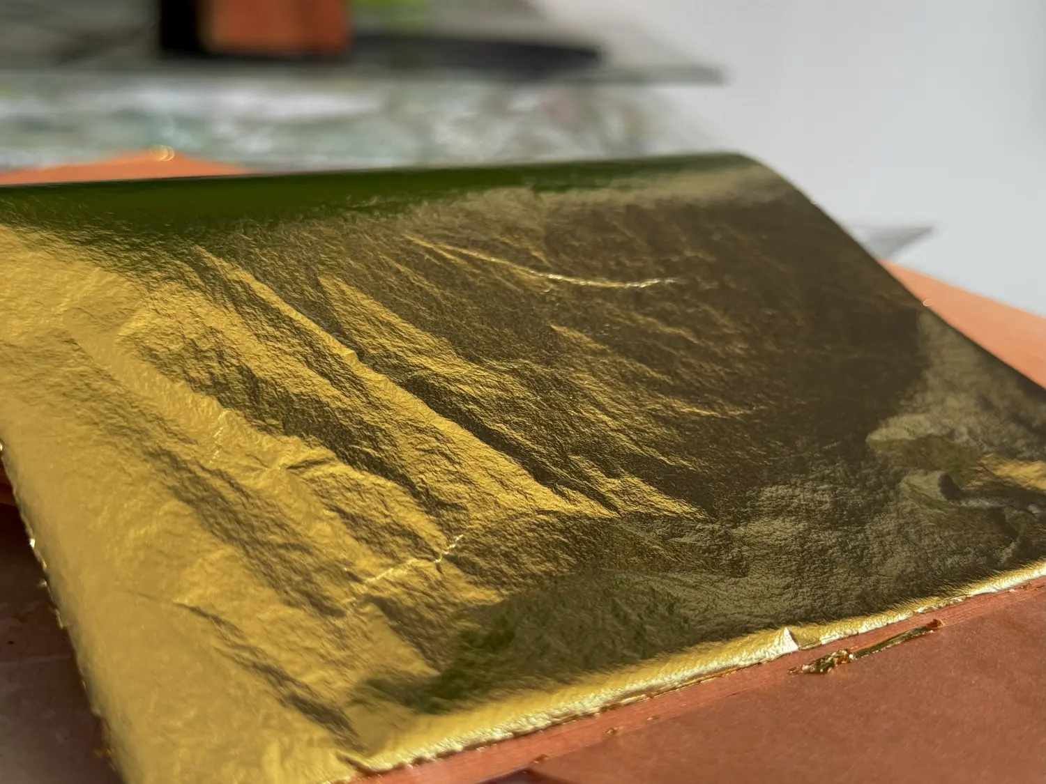 Detailaufnahme von in eine Malfläche eingearbeitetem Blattgold