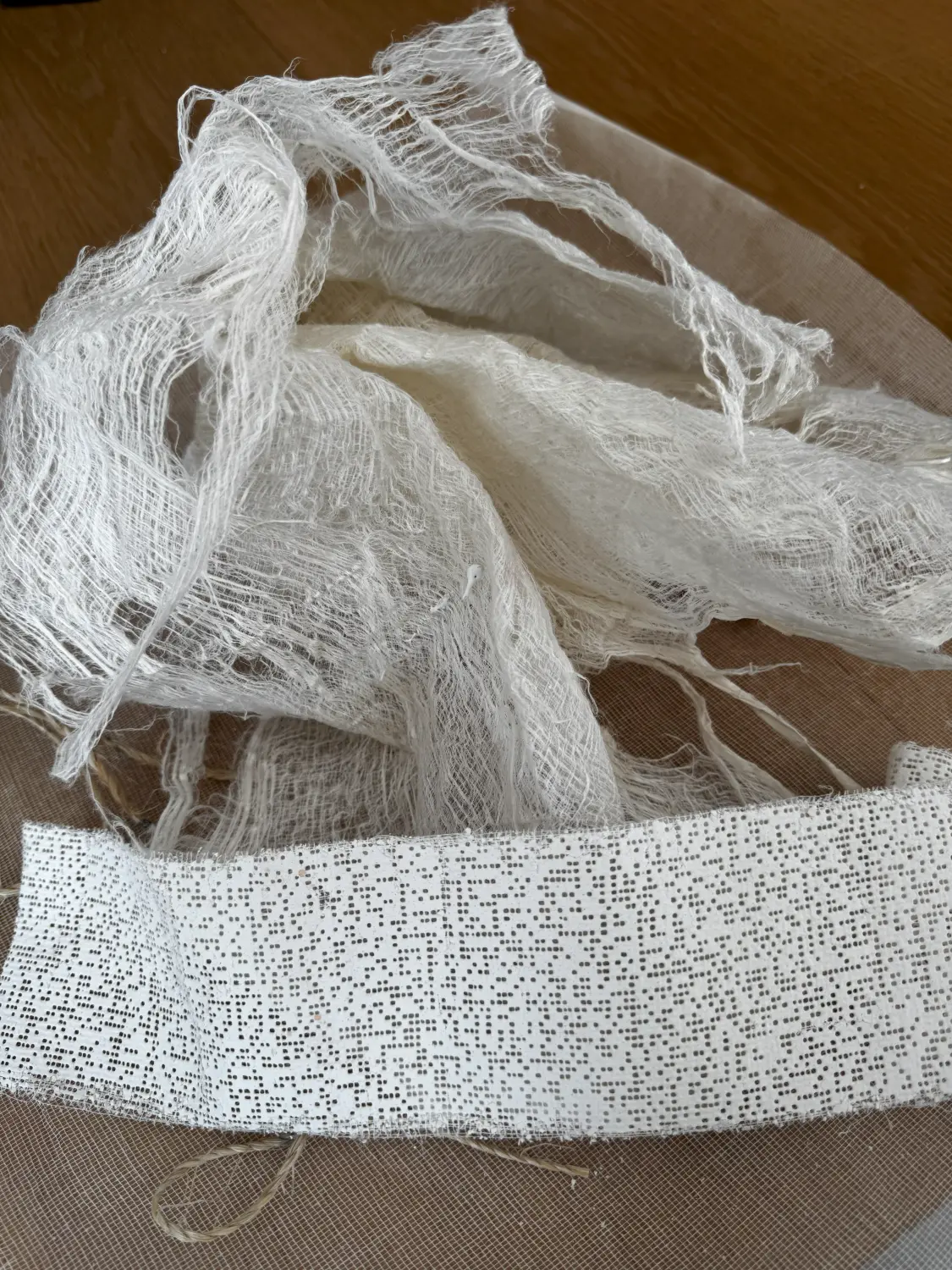 Nahaufnahme von in die Farbschicht eingearbeitetem Textil