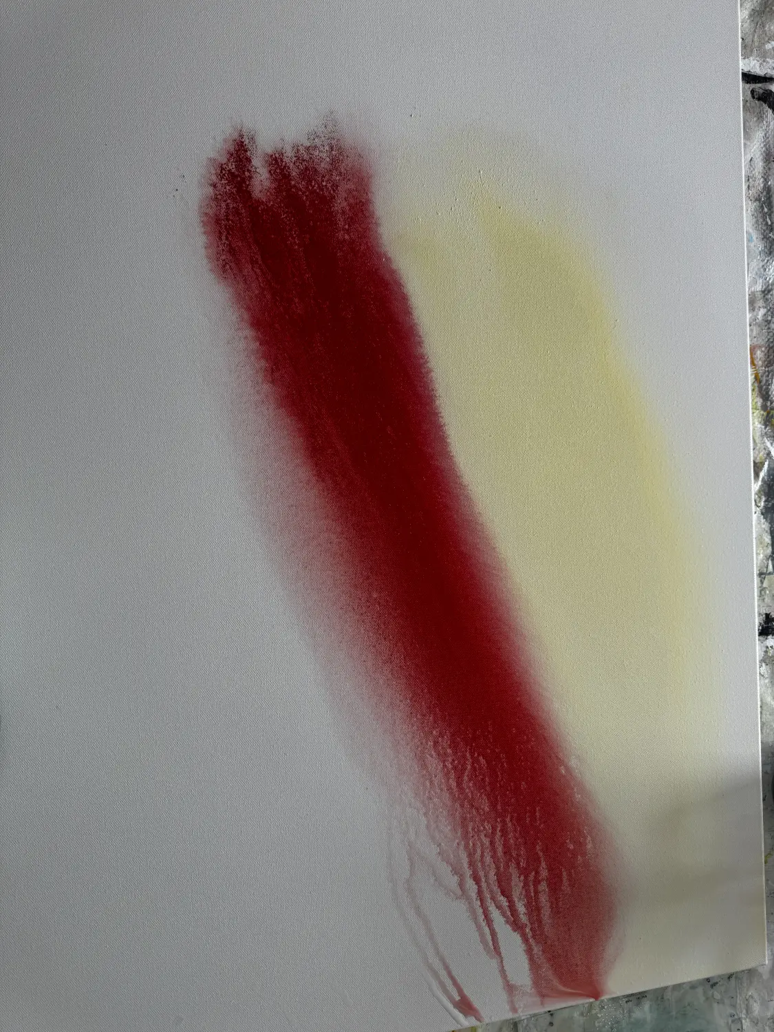 Nahaufnahme von Spachtel und Farbschüttung im Atelier