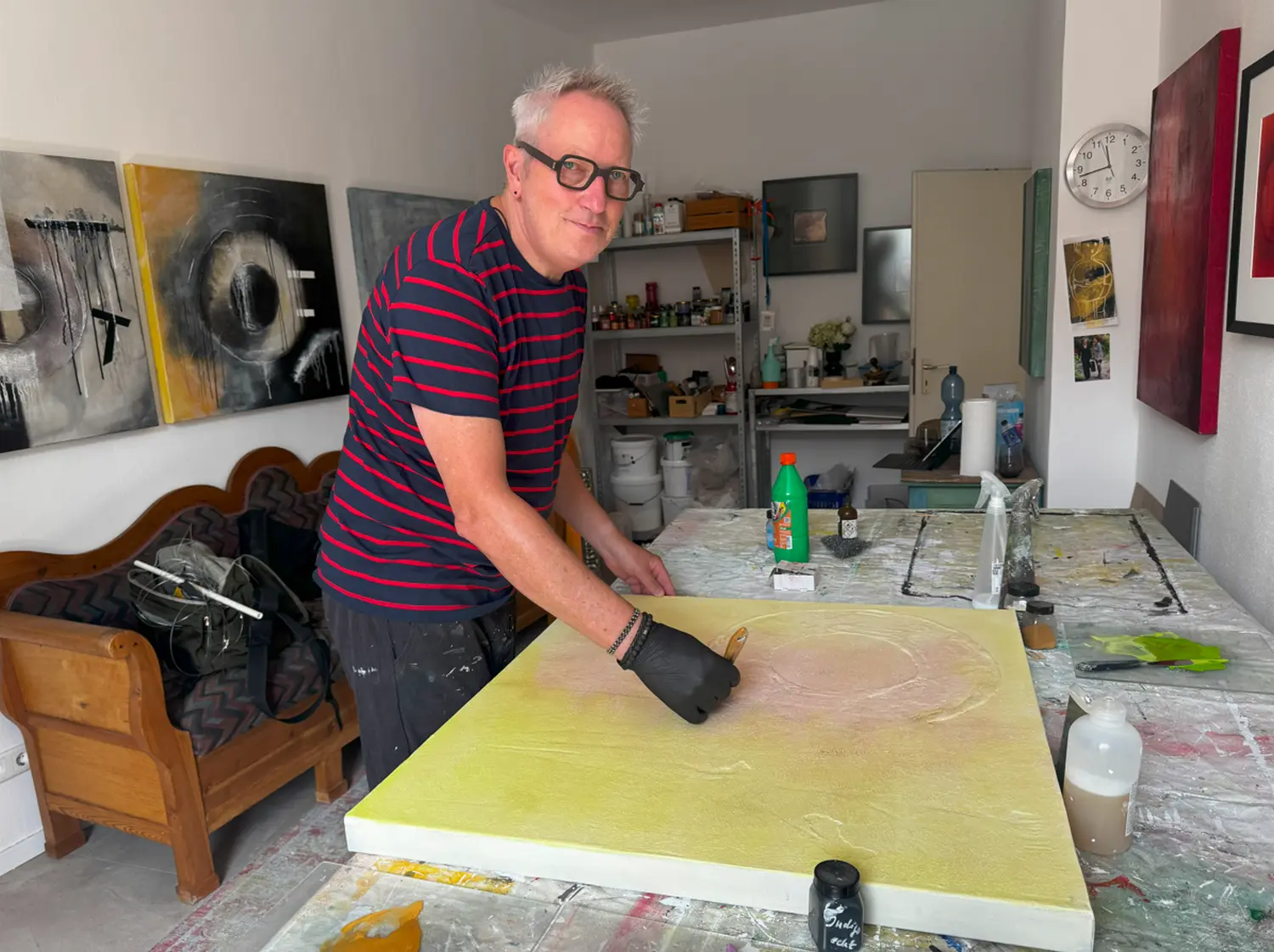 Ulf Obermann-Löwenstein bei der Arbeit an einer Leinwand
