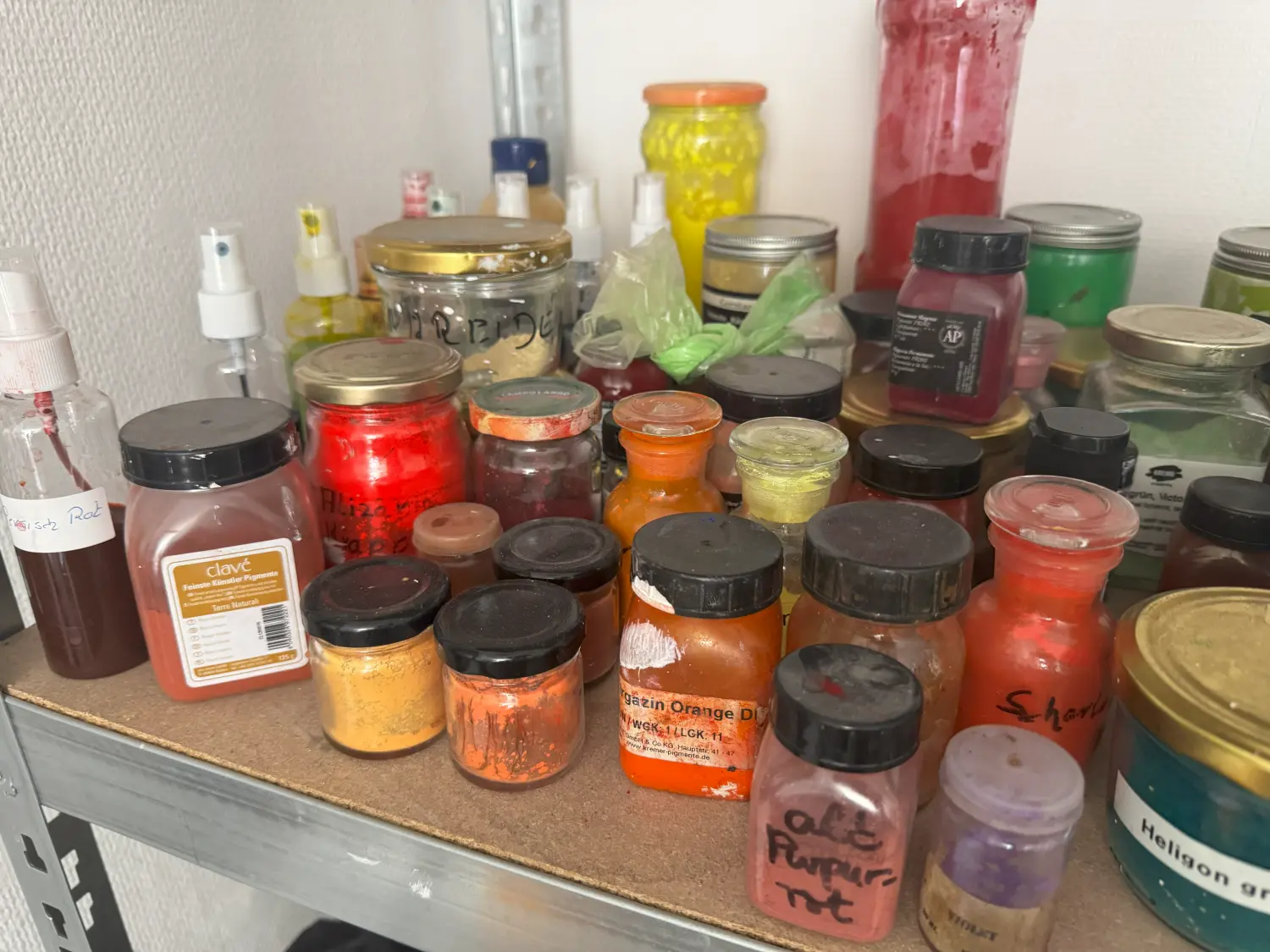 Pigments, rock flour and natural materials in Flu’s studio