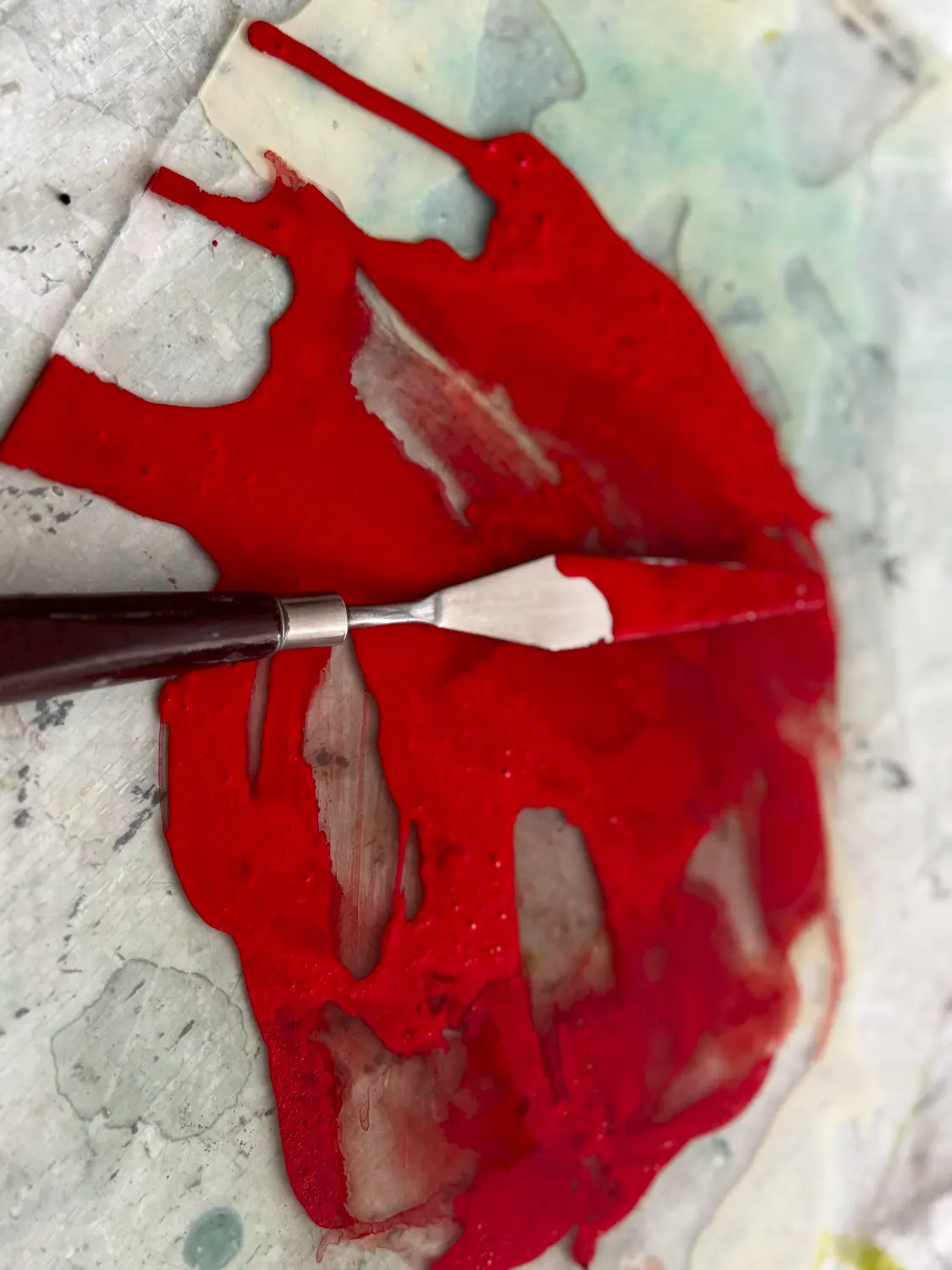 Pigment, gebunden mit Kasein – bereit, sich mit der Fläche zu verbinden.
