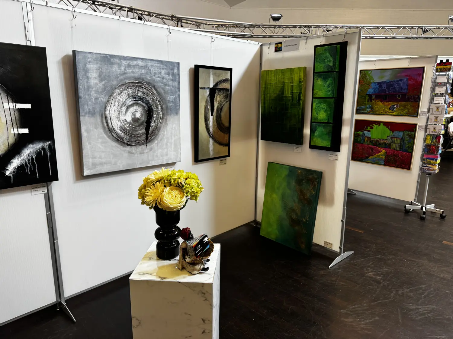 Detailansicht eines Ausstellungsaufbaus mit Besucher